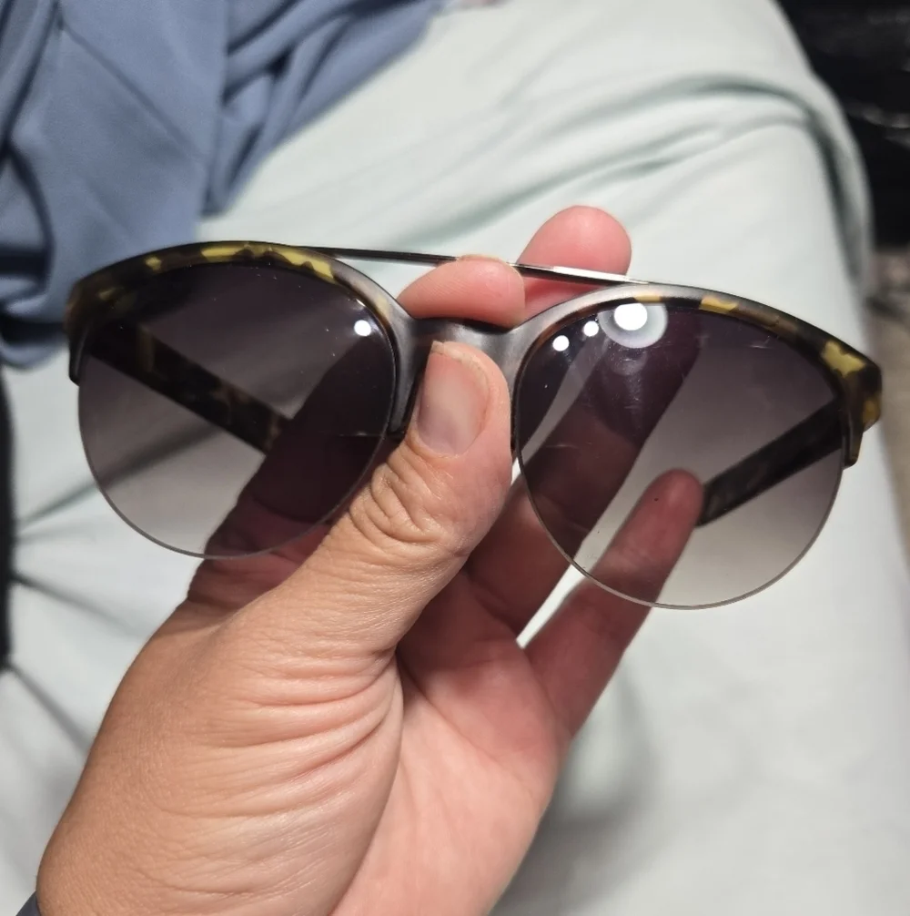 Women's Tahari Sunglasses Tortouse Trim